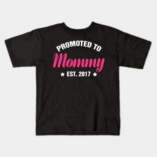 PROMOTED TO MOMMY EST 2017 gift ideas for family Kids T-Shirt